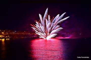 Los fuegos de Melenara, una explosión de color (Foto Celia Fernández)